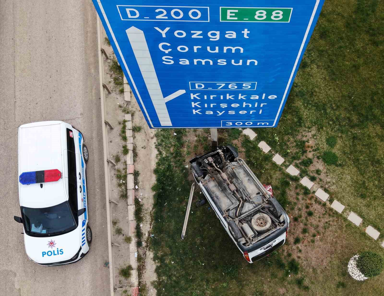 motosiklete carpan hafif ticari arac takla atti yarali surucunun yardimina vatandaslar kostu 6 E9UTepem