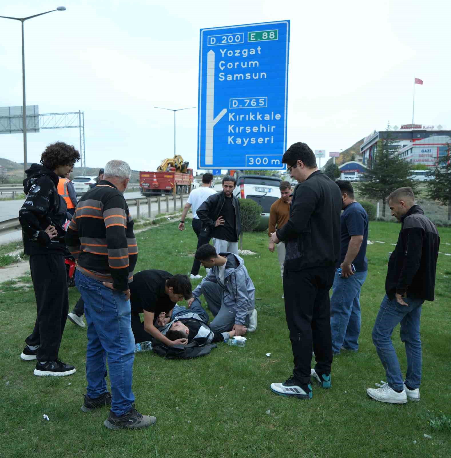 motosiklete carpan hafif ticari arac takla atti yarali surucunun yardimina vatandaslar kostu 7 SqQ2tQKu