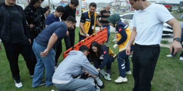 motosiklete-carpan-hafif-ticari-arac-takla-atti-yarali-surucunun-yardimina-vatandaslar-kostu-jdpqRqA5.jpg