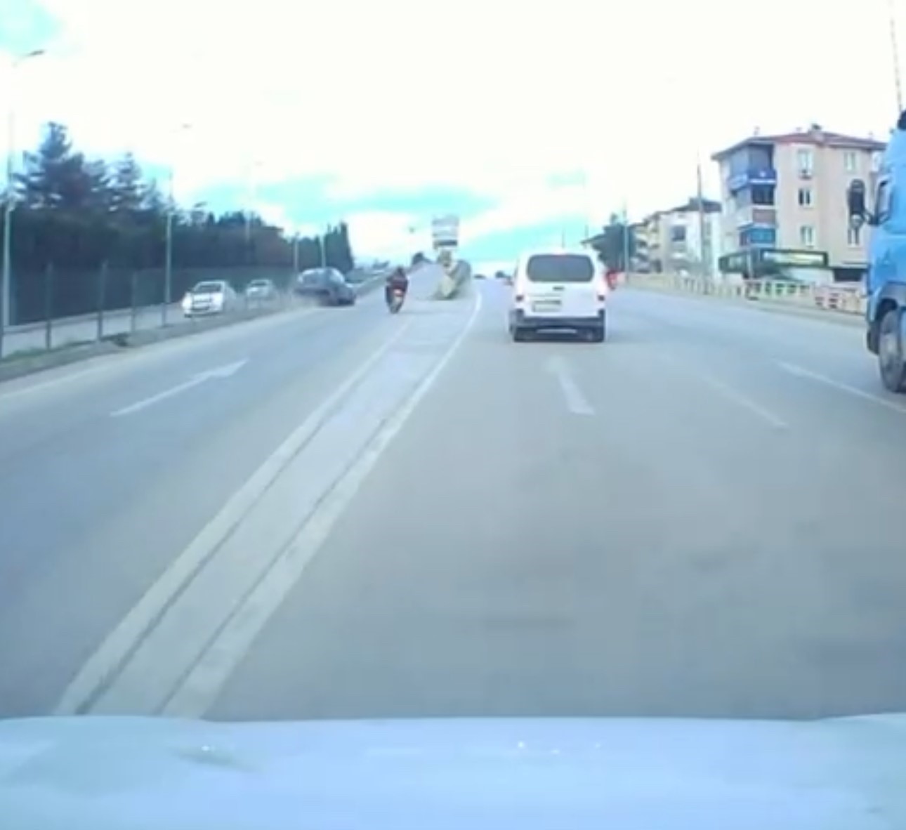 Motosiklete çarpmamak için direksiyonu kırdı, otomobil refüje çarptı 4 motosiklete carpmamak icin direksiyonu kirdi otomobil refuje carpti 0 uJPrNDpm