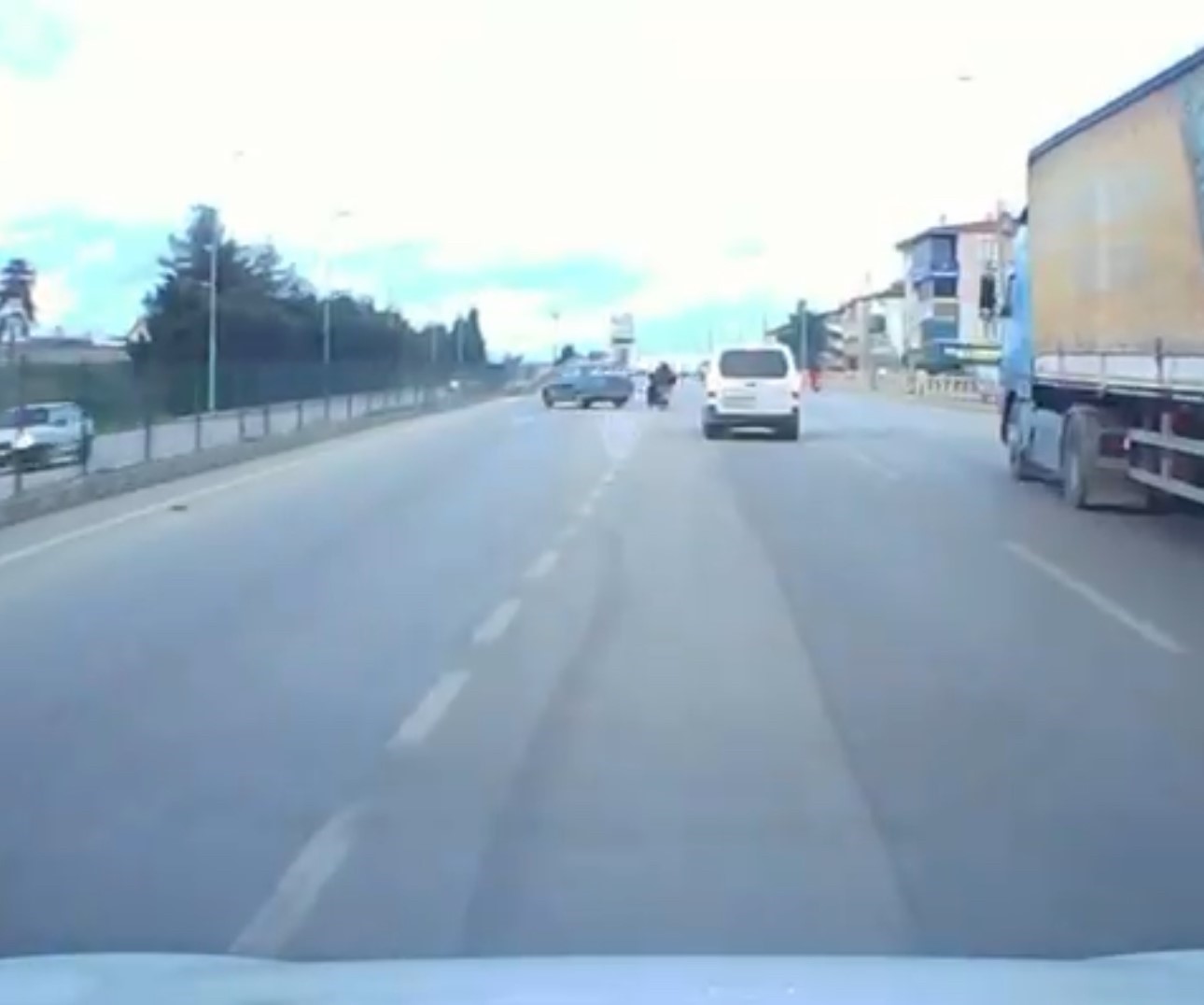Motosiklete çarpmamak için direksiyonu kırdı, otomobil refüje çarptı 5 motosiklete carpmamak icin direksiyonu kirdi otomobil refuje carpti 1 MvZCKcP4