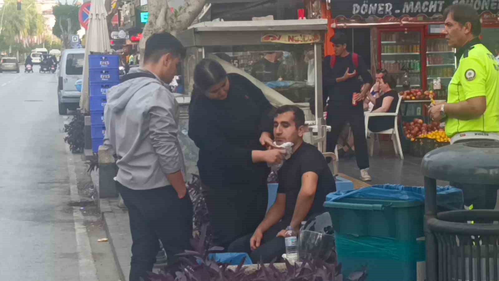motosiklete carpmamak icin frene basti devrilen motosikletten yola savruldu 1 yarali 0