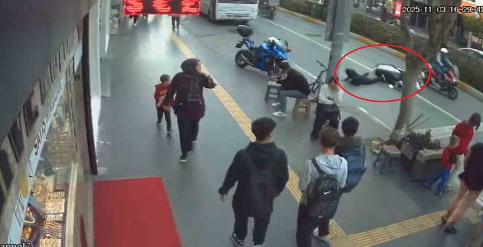 motosiklete carpmamak icin frene basti devrilen motosikletten yola savruldu 1 yarali 1