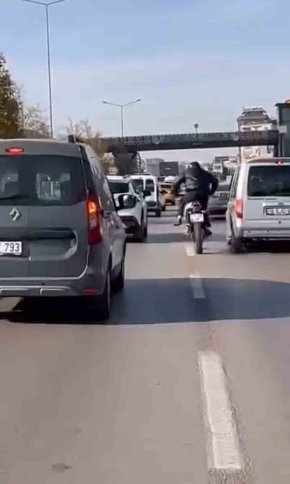 motosikleti at surer gibi surdu 1 EISzFypU