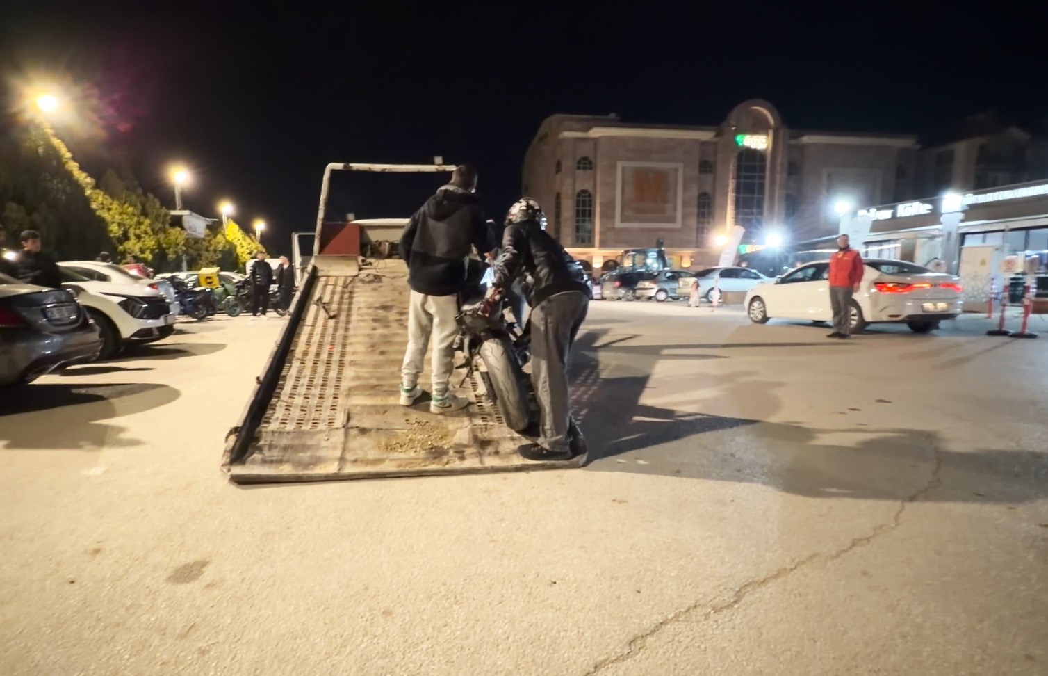 Motosikleti bağlanan sürücü 58 bin TL’lik ceza tutanağı ile poz verdi 5 motosikleti baglanan surucu 58 bin tllik ceza tutanagi ile poz verdi 1 HfufCdJV