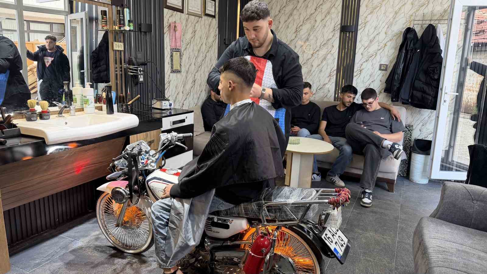 motosikleti berber koltuguna donusturdu gencler siraya girdi 1