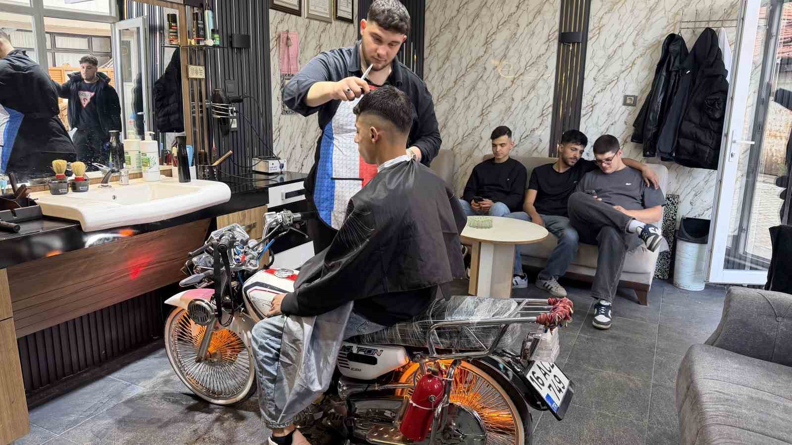 motosikleti berber koltuguna donusturdu gencler siraya girdi 2 S4UwdG93