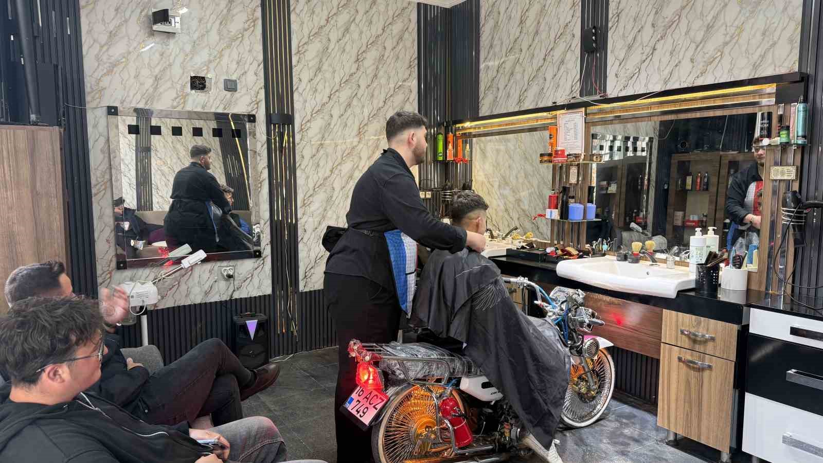 motosikleti berber koltuguna donusturdu gencler siraya girdi 3 Xz7k48BH