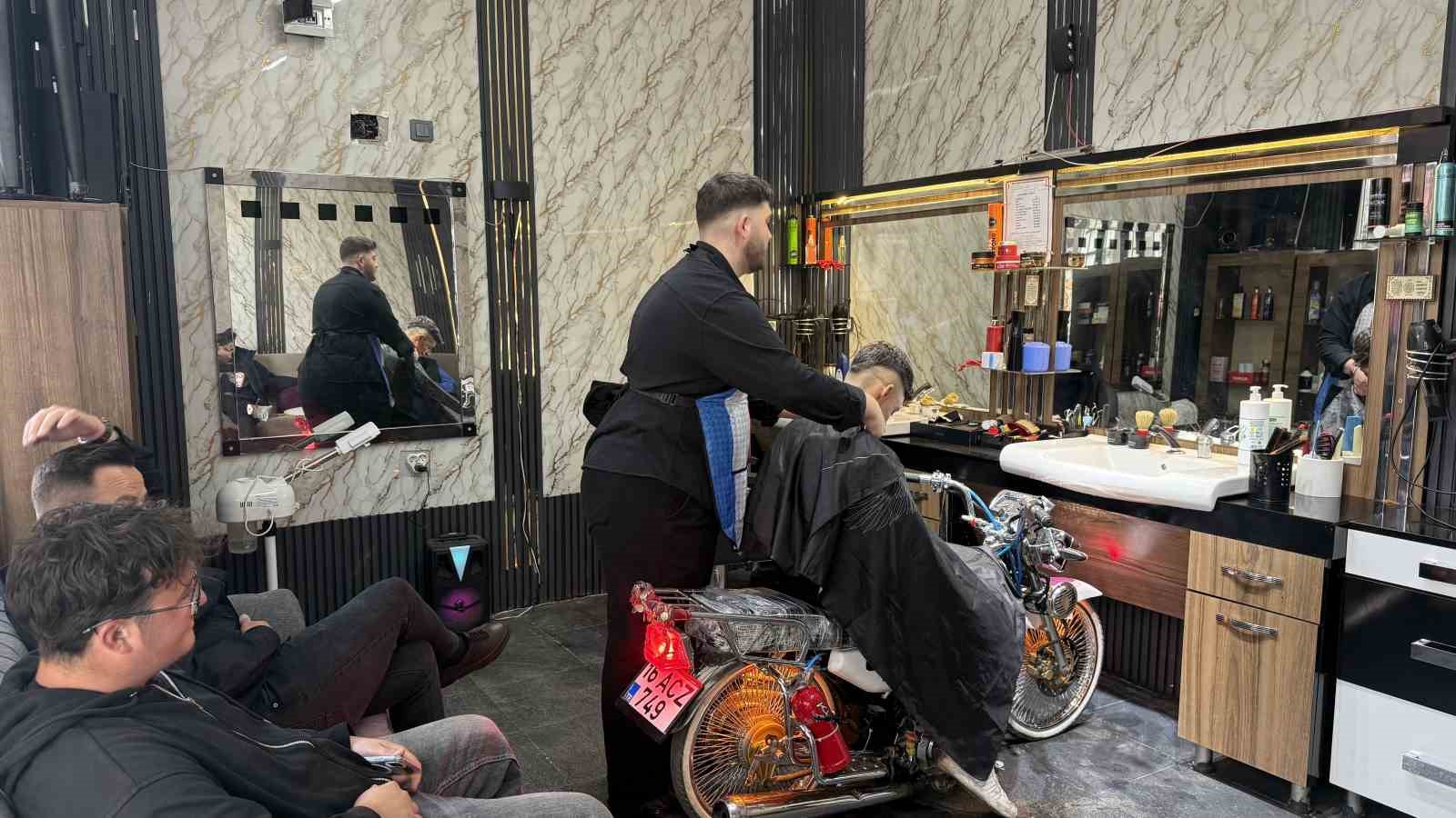 motosikleti berber koltuguna donusturdu gencler siraya girdi 4 qRlGWPda