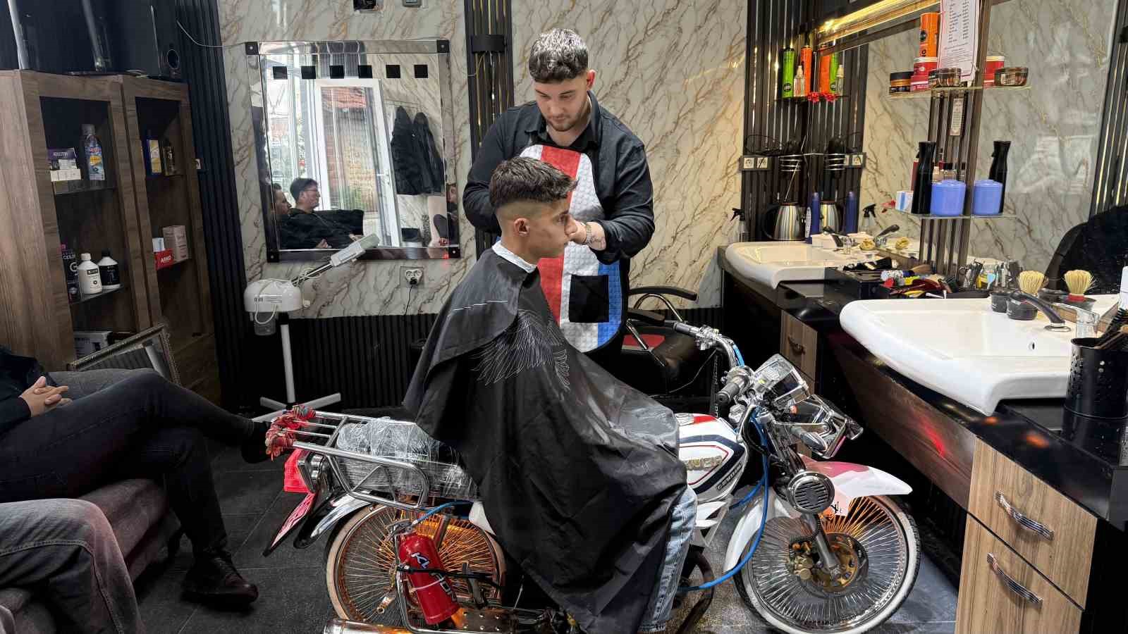 motosikleti berber koltuguna donusturdu gencler siraya girdi 6