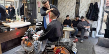 motosikleti-berber-koltuguna-donusturdu-gencler-siraya-girdi-QClaly8k.jpg