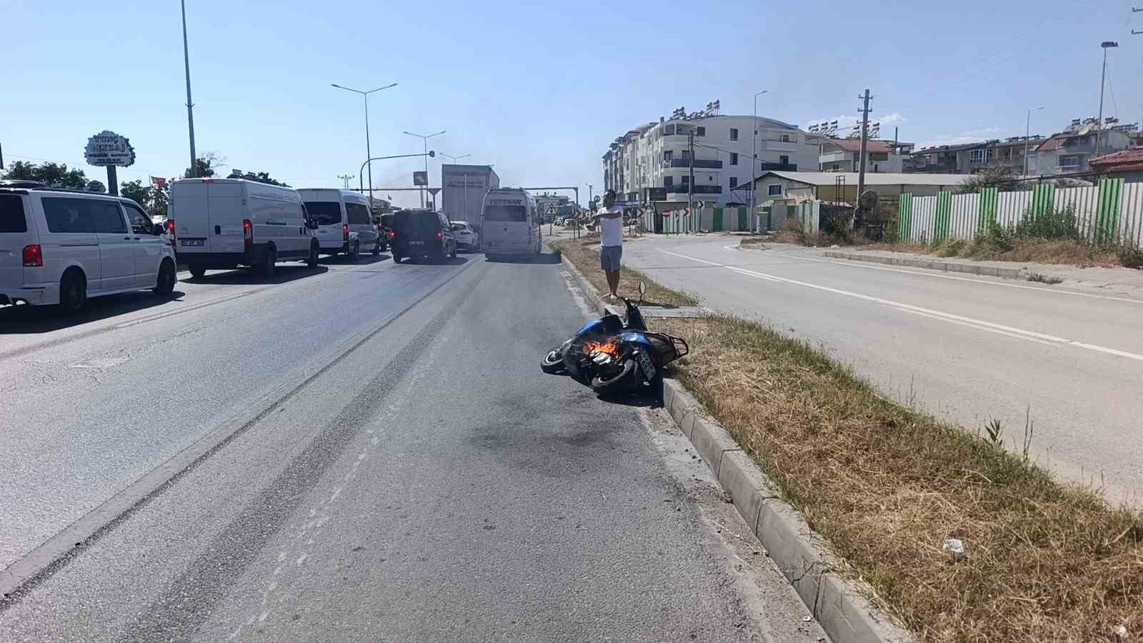 motosikleti gozlerinin onunde demir yiginina dondu yardim istedigi suruculer sadece izleyebildi 1 PX2NVpkW