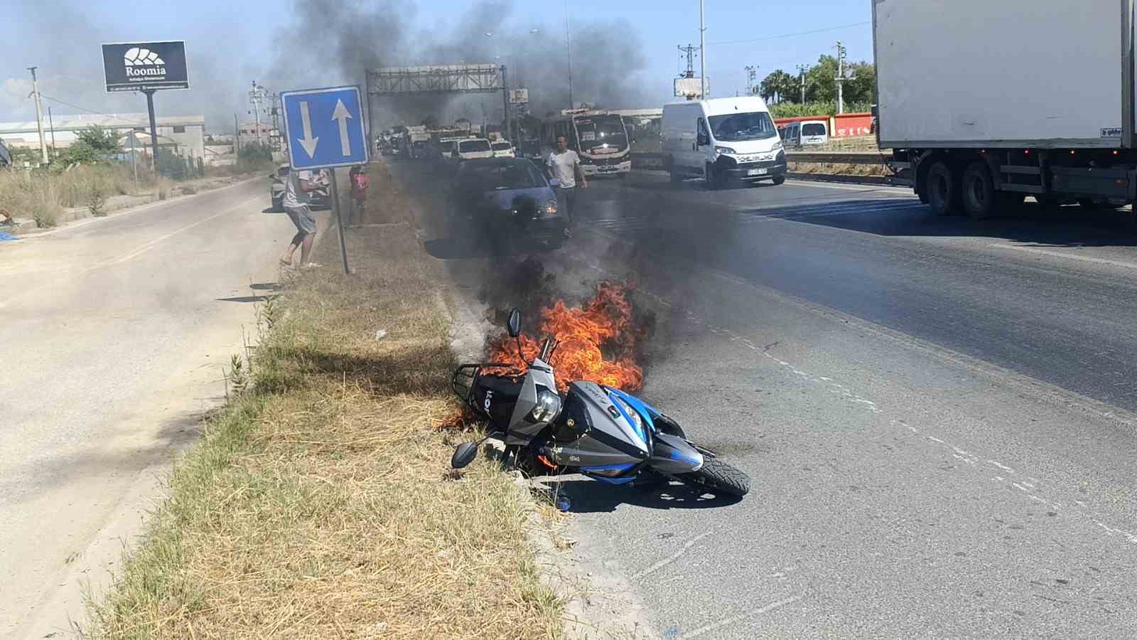 motosikleti gozlerinin onunde demir yiginina dondu yardim istedigi suruculer sadece izleyebildi 2 Kg8bytER