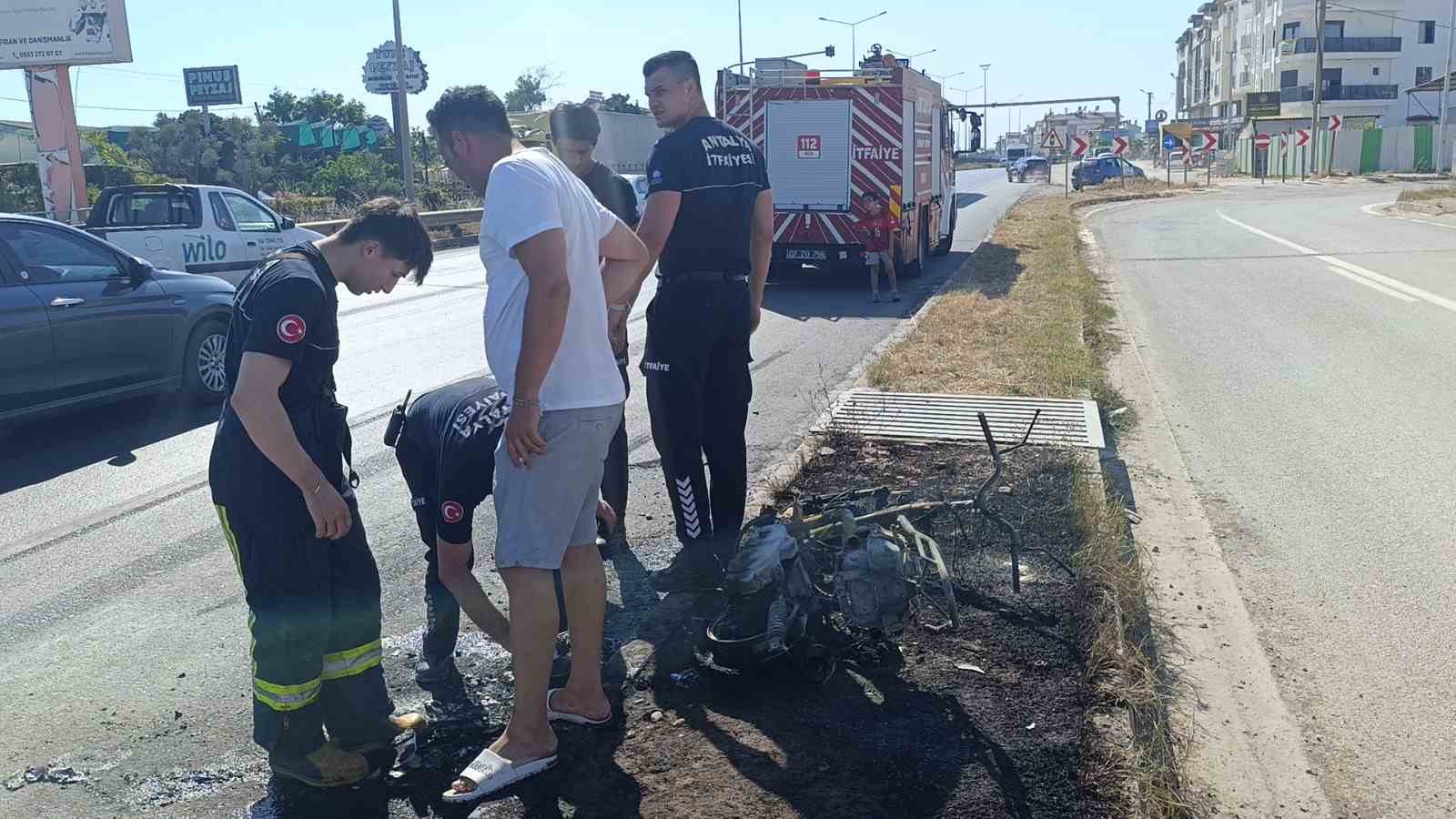 motosikleti gozlerinin onunde demir yiginina dondu yardim istedigi suruculer sadece izleyebildi 3 z2bEK2FA