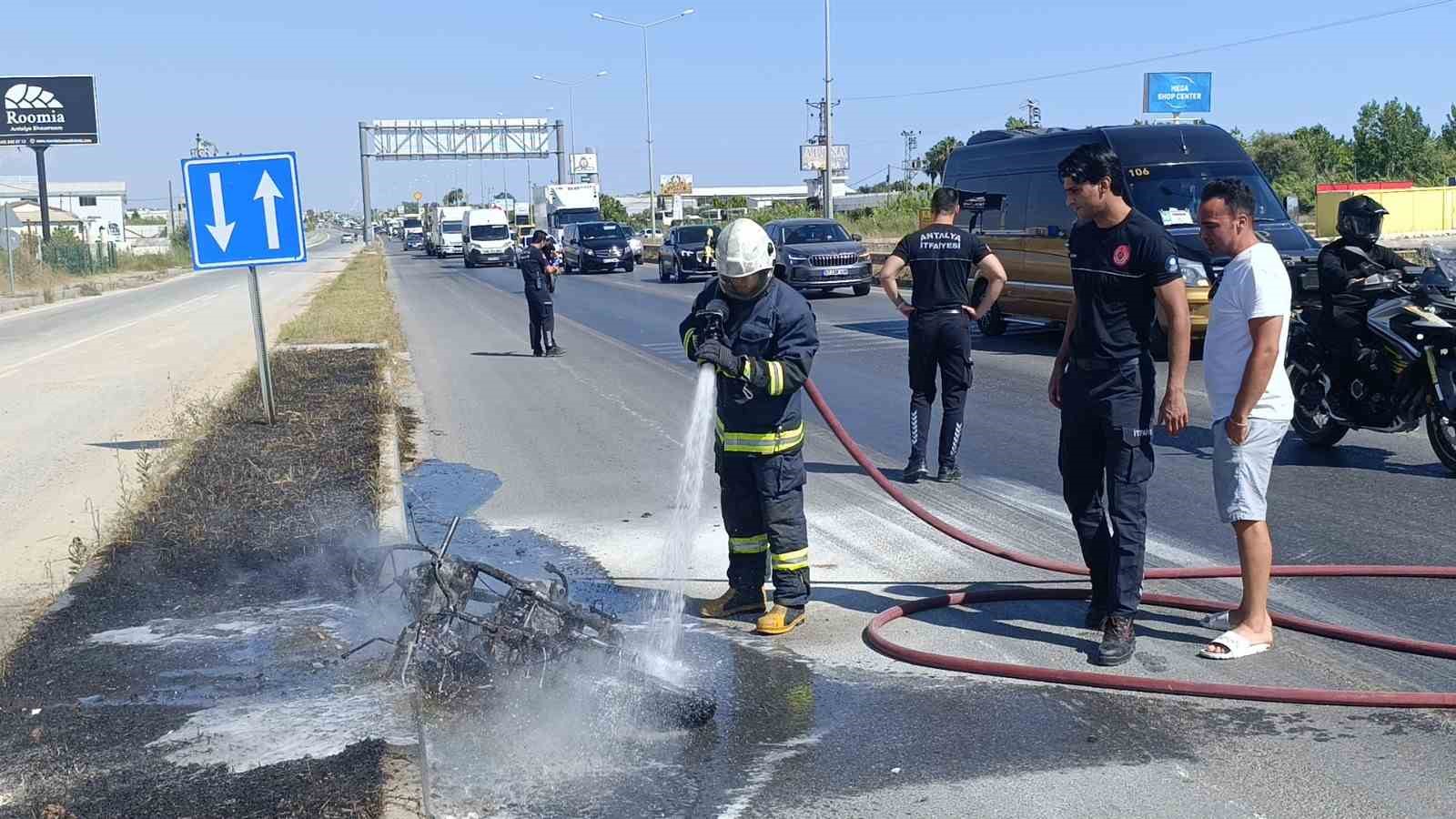 motosikleti gozlerinin onunde demir yiginina dondu yardim istedigi suruculer sadece izleyebildi 4 ff7dlbzR