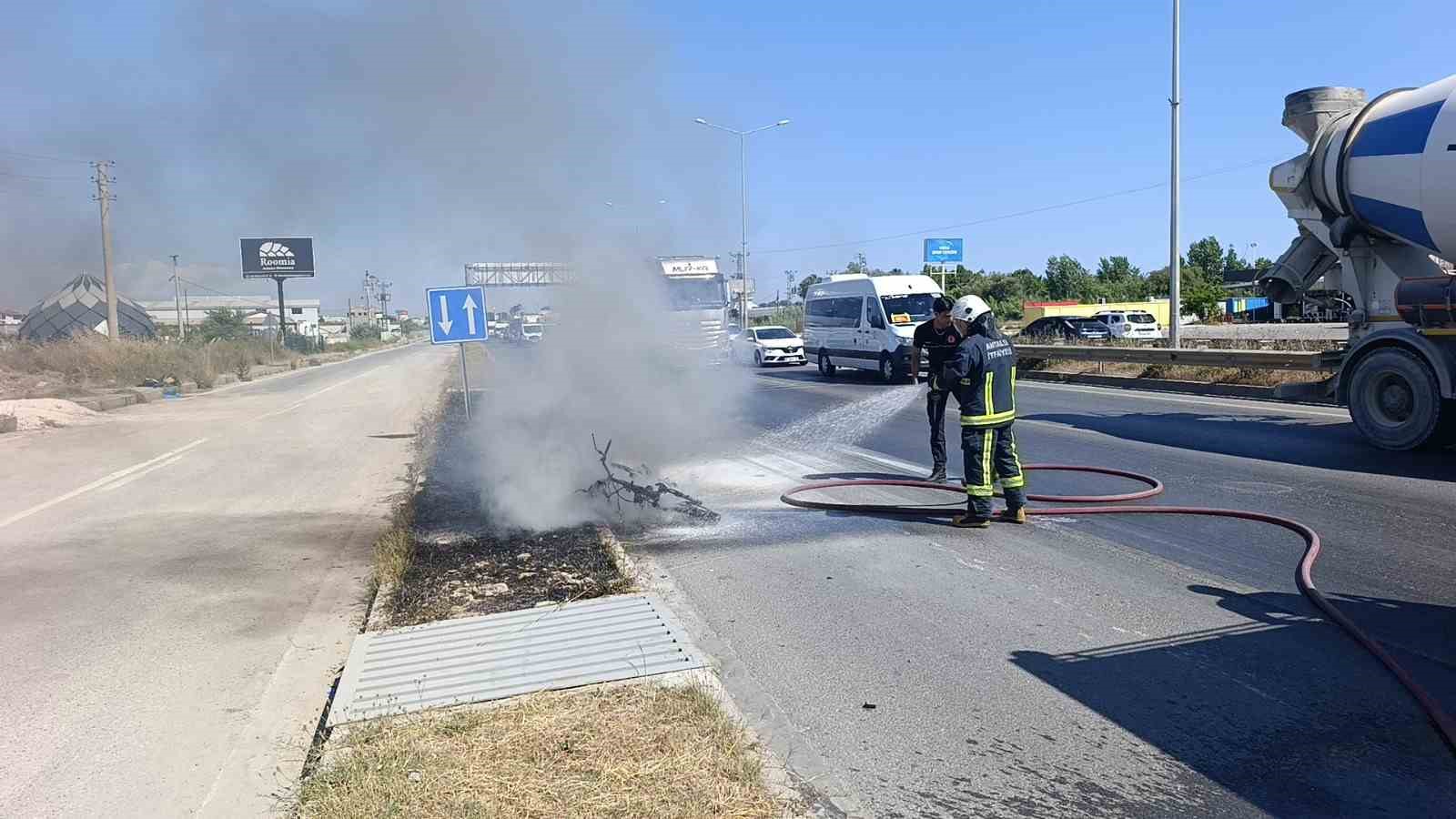 motosikleti gozlerinin onunde demir yiginina dondu yardim istedigi suruculer sadece izleyebildi 5 eGXs2MT1