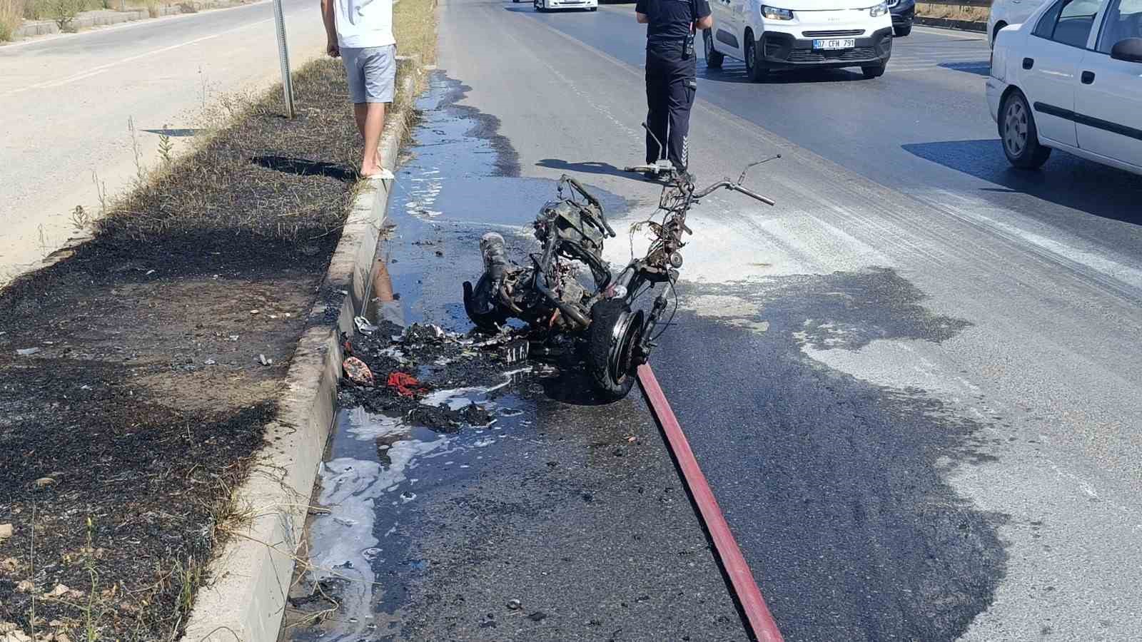 motosikleti gozlerinin onunde demir yiginina dondu yardim istedigi suruculer sadece izleyebildi 6 2U42mAKc