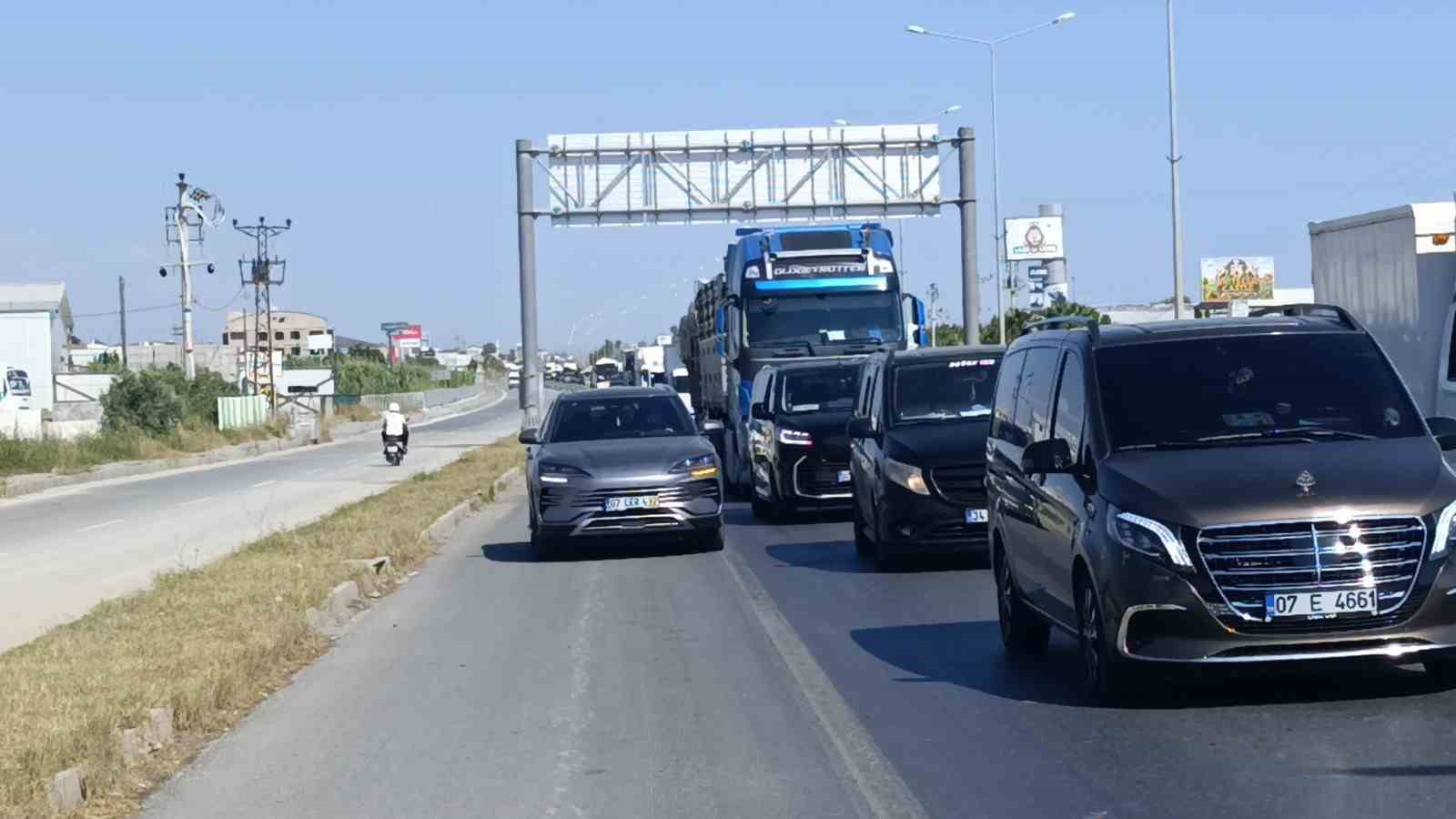 motosikleti gozlerinin onunde demir yiginina dondu yardim istedigi suruculer sadece izleyebildi 8 74pIVtpi