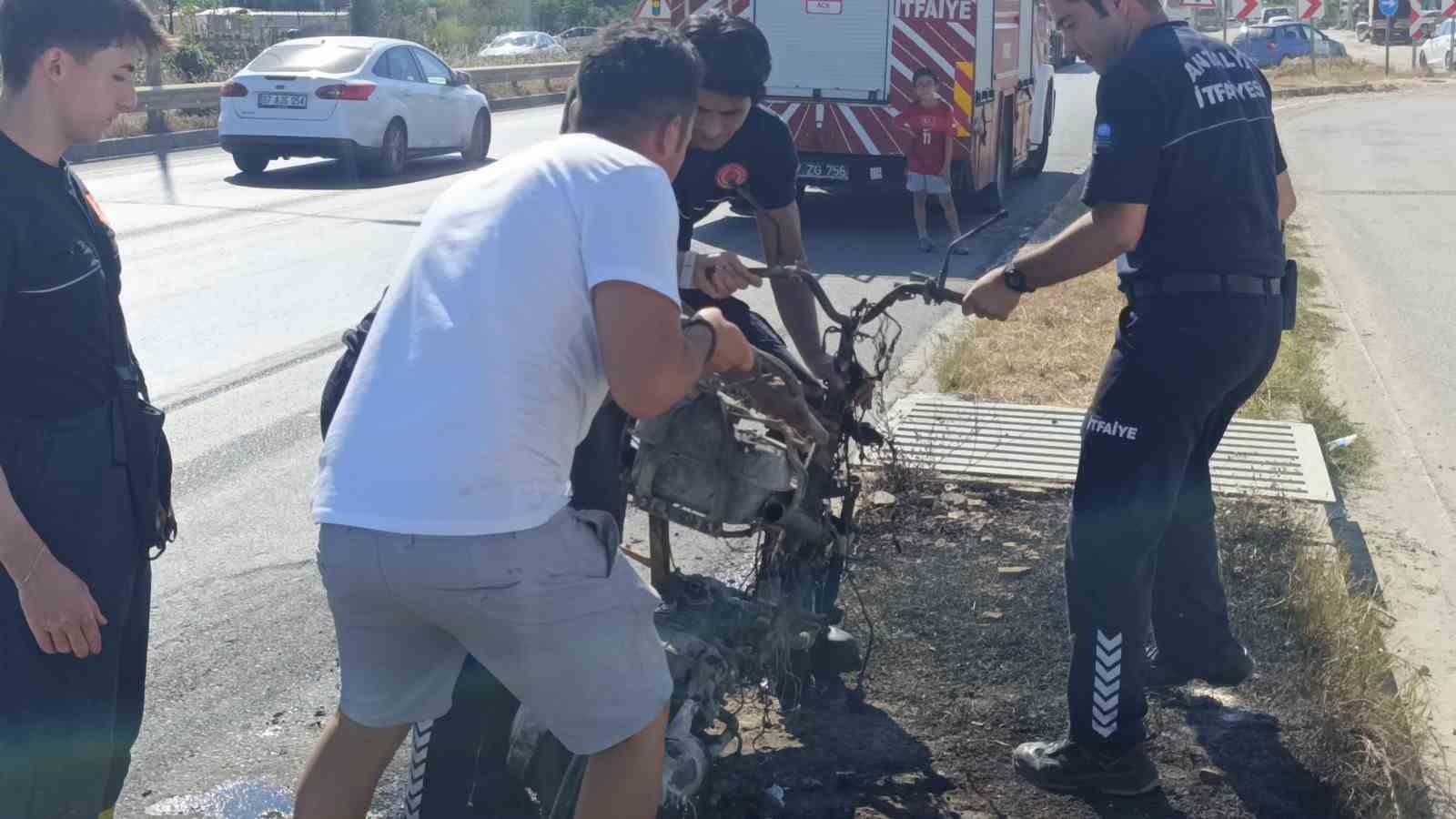 motosikleti gozlerinin onunde demir yiginina dondu yardim istedigi suruculer sadece izleyebildi 9 fuDYkgrz
