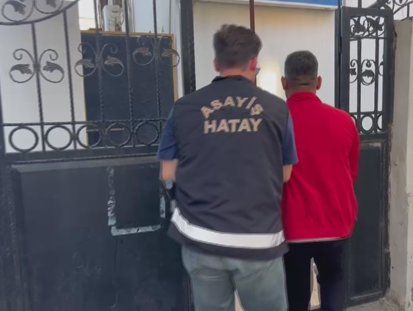 motosikleti ittirerek calan hirsizin 54 suc kaydi oldugu ortaya cikti 3 A7YbXGni