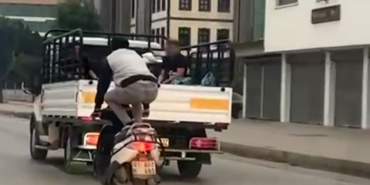 motosikleti-once-comelerek-sonra-yatarak-surdu-FXkwHZqZ.jpg