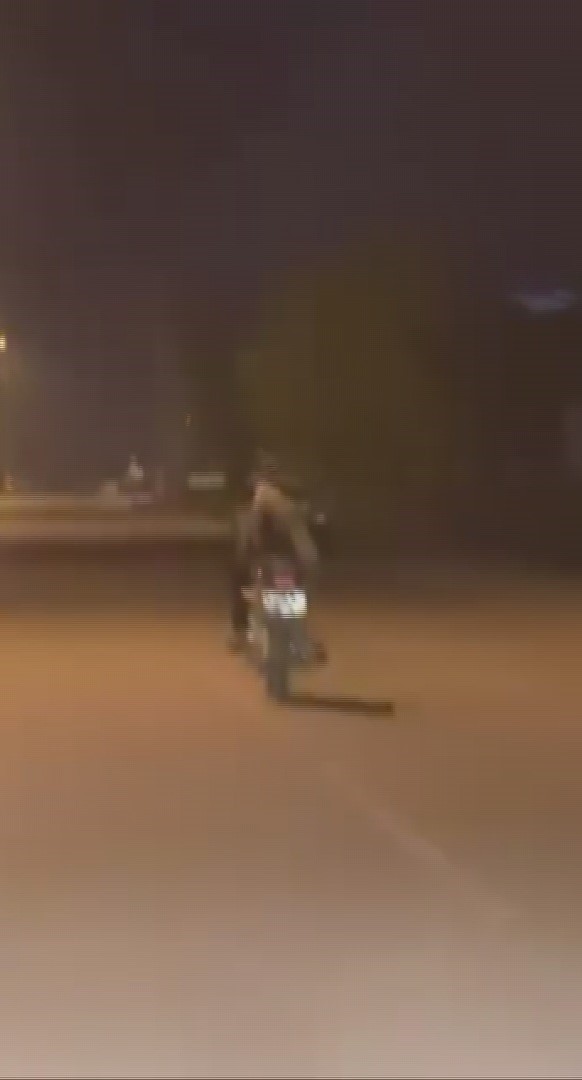Motosikleti yatarak kullanıp trafiği tehlikeye sokan sürücüye 21 bin lira ceza 4 motosikleti yatarak kullanip trafigi tehlikeye sokan surucuye 21 bin lira ceza 0 Qbnnlm5n