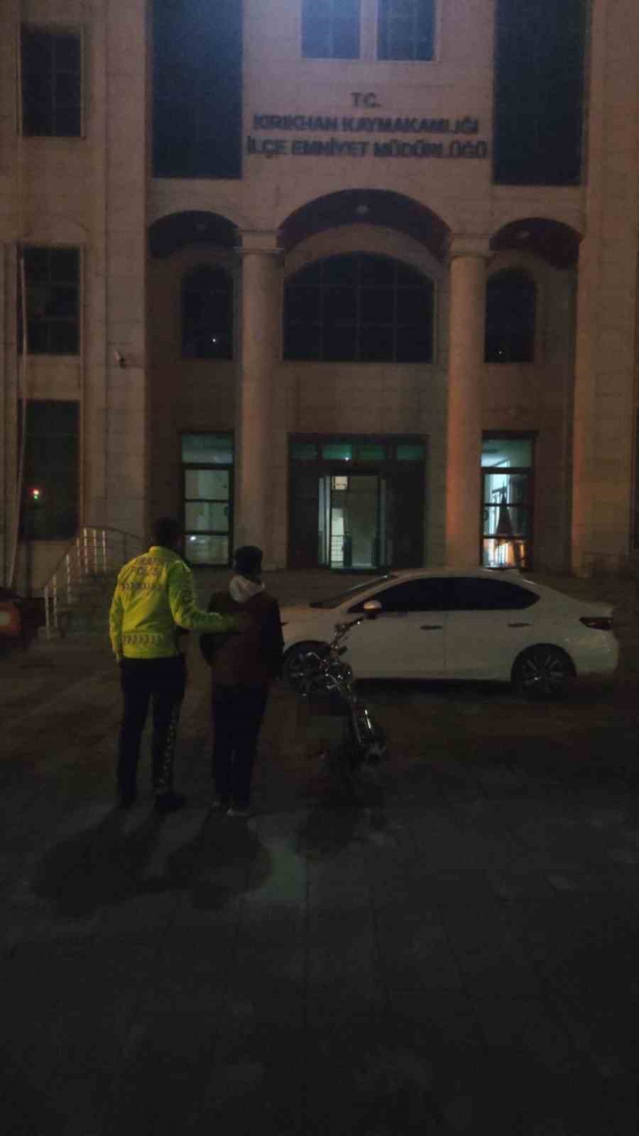 Motosikleti yatarak kullanıp trafiği tehlikeye sokan sürücüye 21 bin lira ceza 5 motosikleti yatarak kullanip trafigi tehlikeye sokan surucuye 21 bin lira ceza 1 APbJCb9k