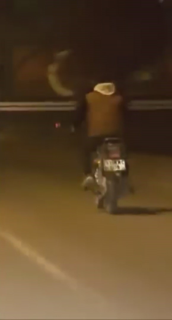 Motosikleti yatarak kullanıp trafiği tehlikeye sokan sürücüye 21 bin lira ceza 7 motosikleti yatarak kullanip trafigi tehlikeye sokan surucuye 21 bin lira ceza 3 FhpkBq8v