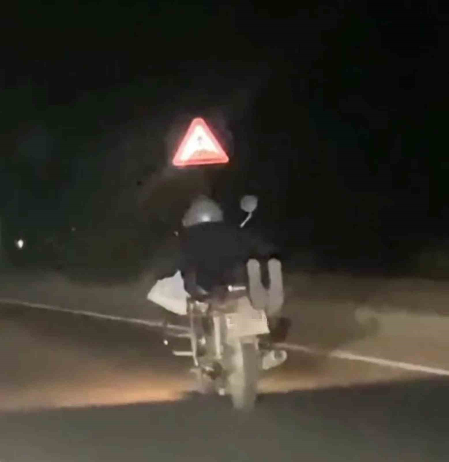 motosikleti yuzustu uzanarak kullanan surucuye 5 bin 146 tl ceza 1 cpYt83rW