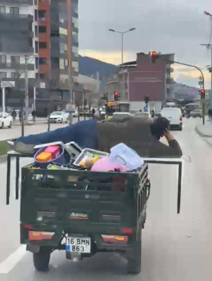 motosikletin arkasinda yatarak tehlikeli yolculuk 0 bUU8B2kn