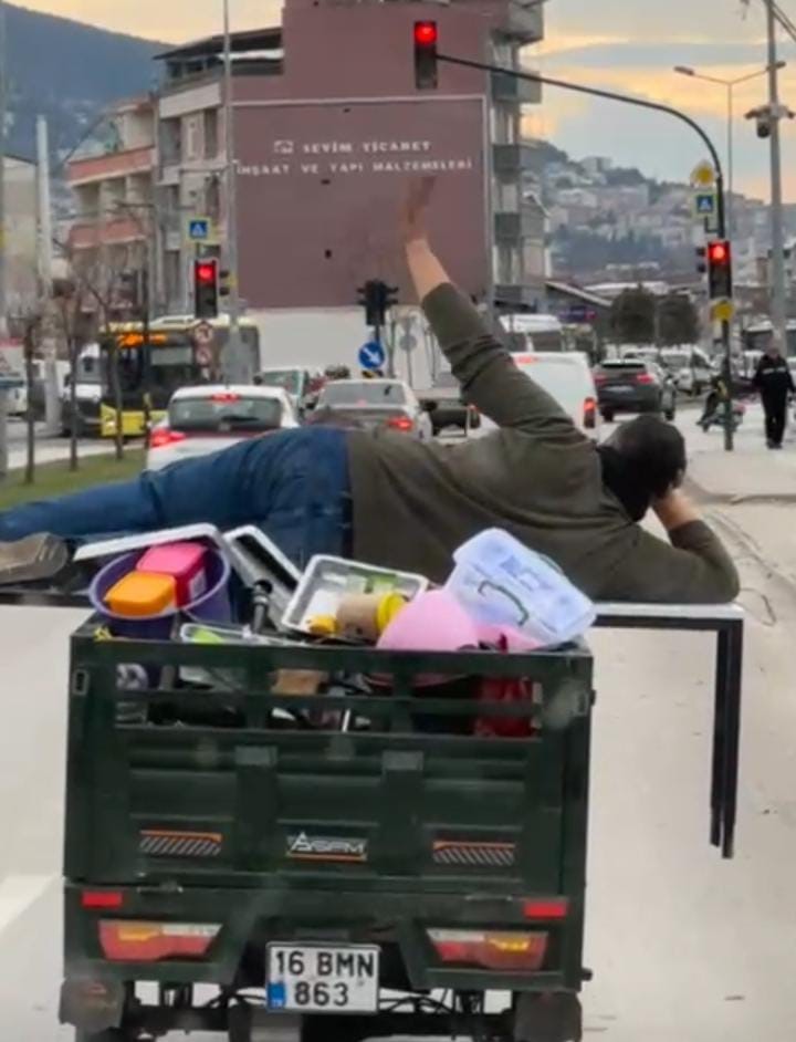 motosikletin arkasinda yatarak tehlikeli yolculuk 1 tE6LvSmt