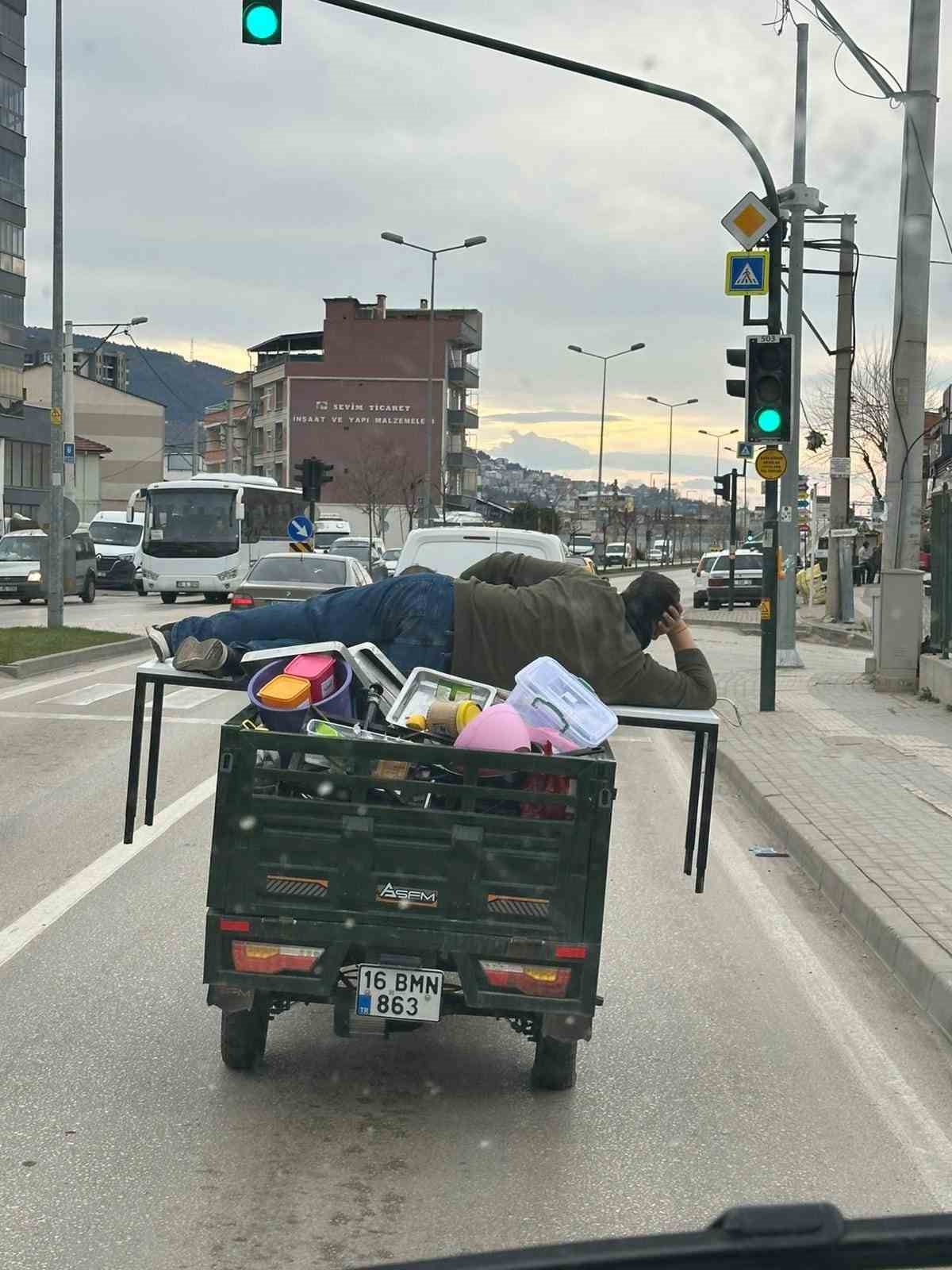 motosikletin arkasinda yatarak tehlikeli yolculuk 2 Of1tCVvc