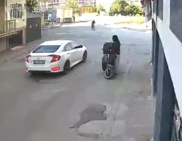 motosikletin-captigi-bisikletli-cocuk-yaralandi-kaza-ani-kamerada-fjxuKpeQ.jpg