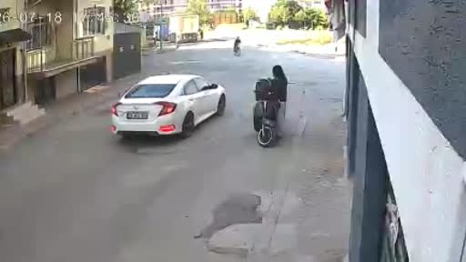 motosikletin-captigi-bisikletli-cocuk-yaralandi-kaza-ani-kamerada-fjxuKpeQ.jpg