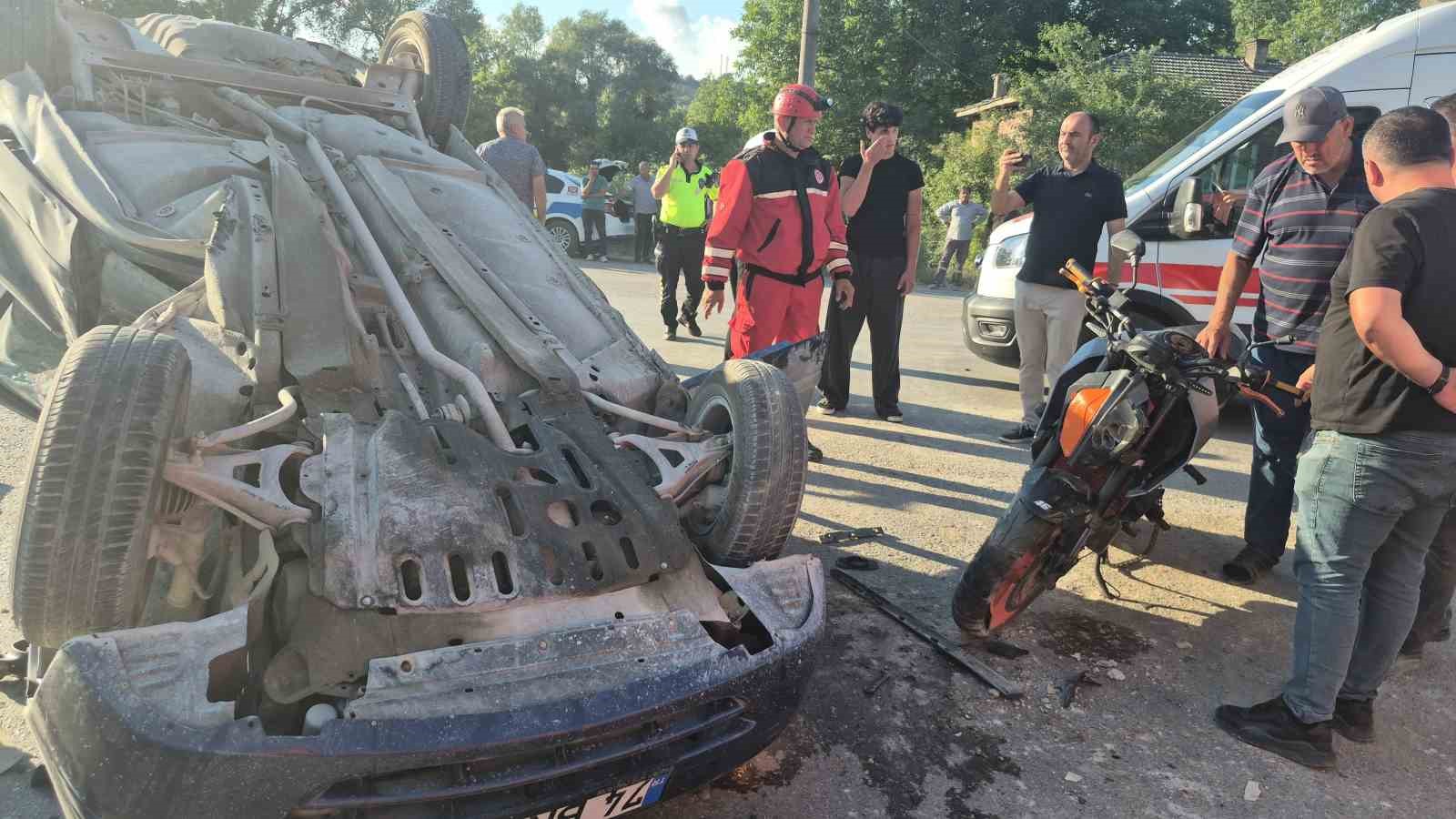 motosikletin carptigi otomobil devirildi 4 yarali 1 lPjfYsUK