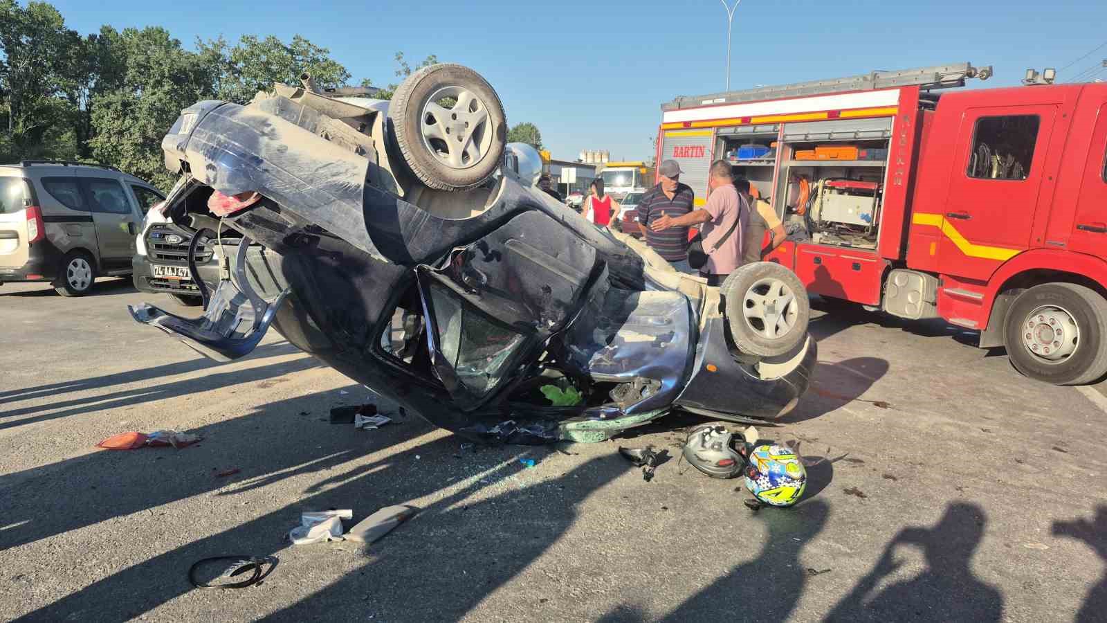 motosikletin carptigi otomobil devirildi 4 yarali 2 kOdfdjhM