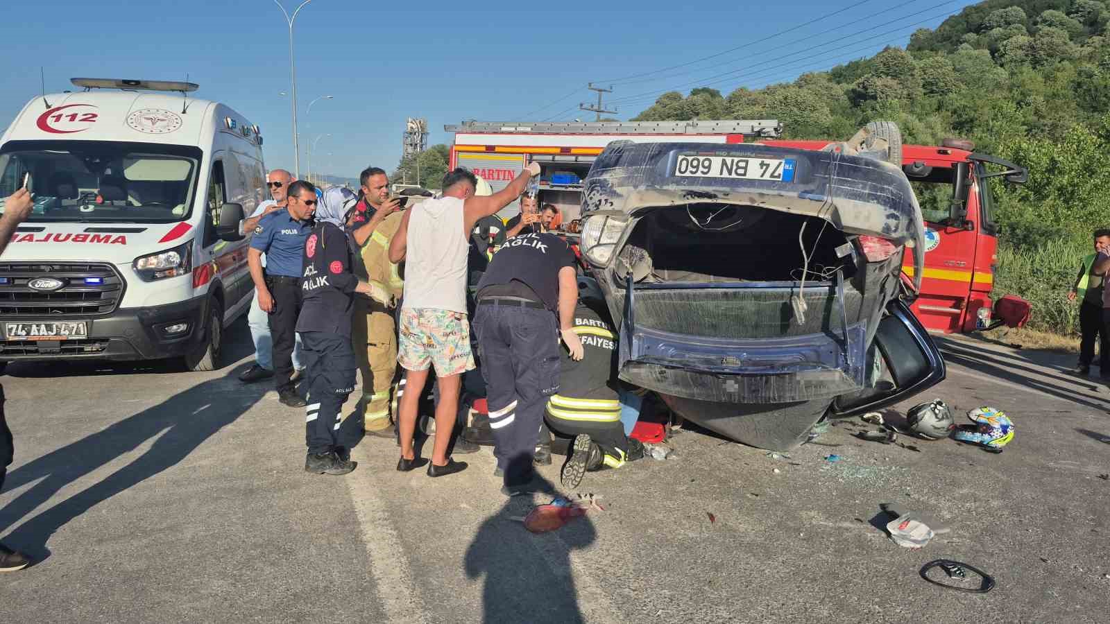 motosikletin carptigi otomobil devirildi 4 yarali 4 JaWPrYcs