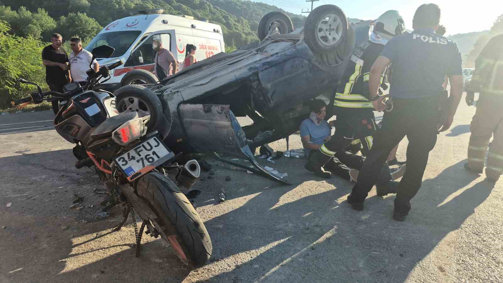 motosikletin carptigi otomobil devirildi 4 yarali 5 ppQDepJh