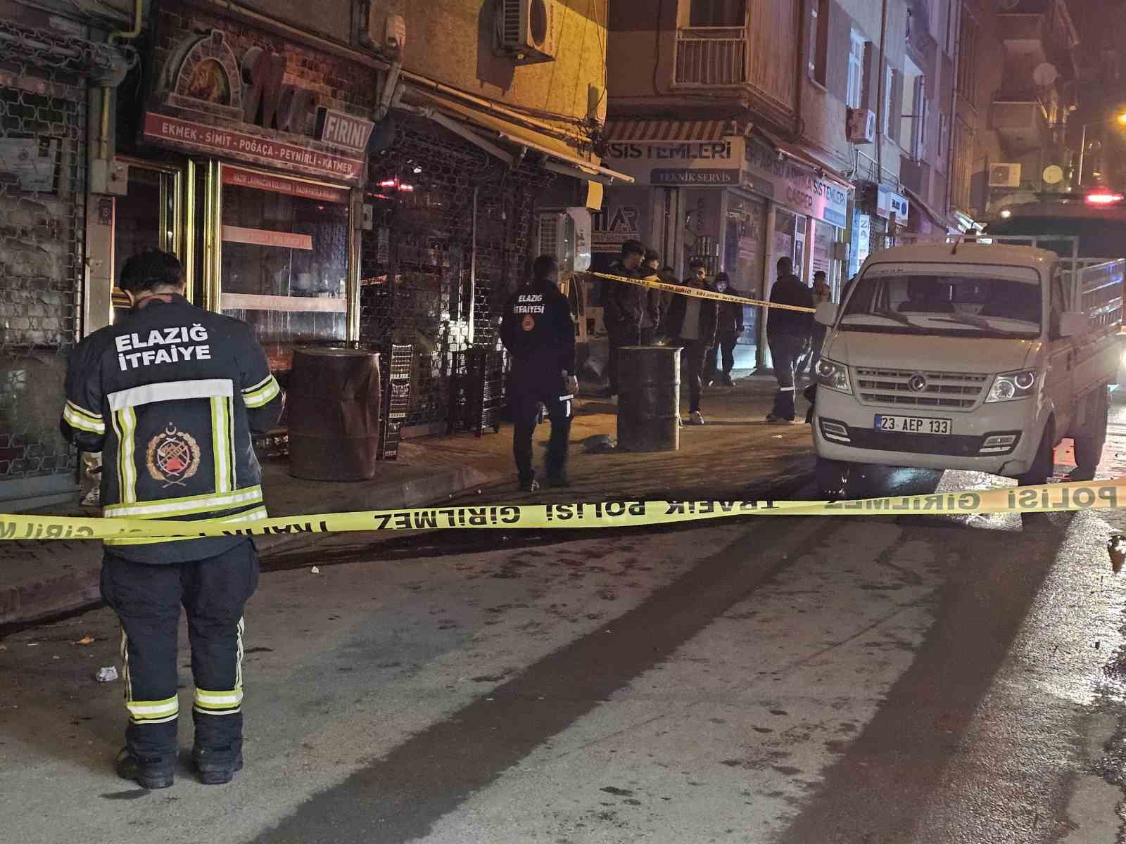 Motosikletin çarptığı pikabın yakıt deposu delindi: Yol trafiğe kapatıldı 4 motosikletin carptigi pikabin yakit deposu delindi yol trafige kapatildi 0 aQp9Mwkc