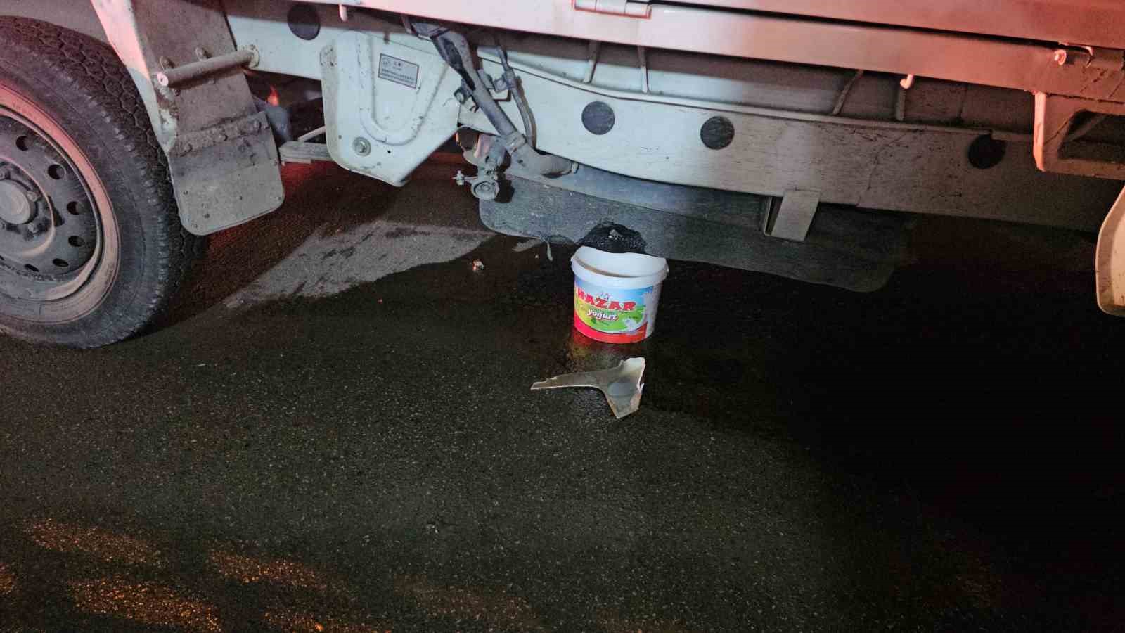 Motosikletin çarptığı pikabın yakıt deposu delindi: Yol trafiğe kapatıldı 5 motosikletin carptigi pikabin yakit deposu delindi yol trafige kapatildi 1 dAMrS4Mz