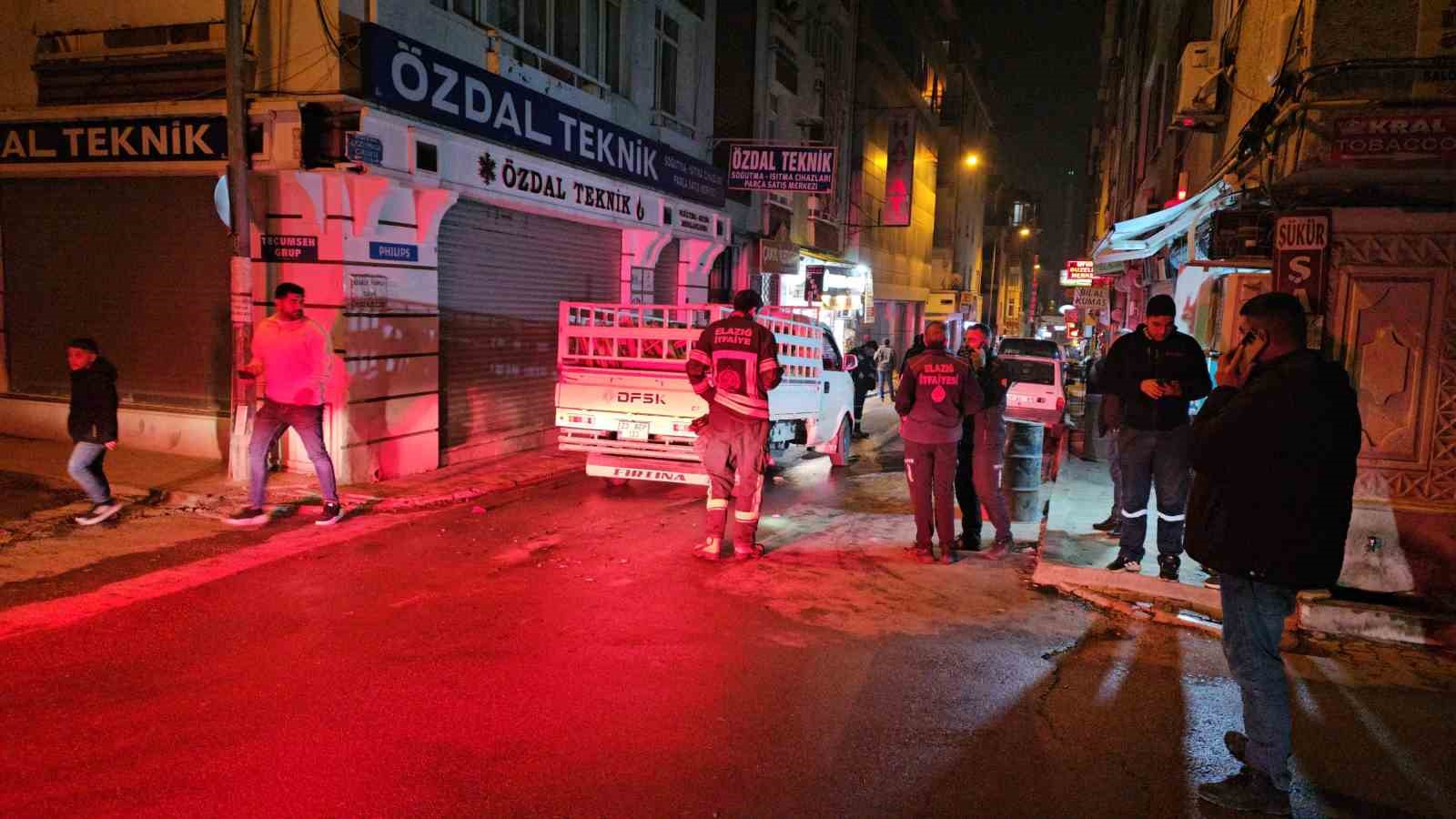 Motosikletin çarptığı pikabın yakıt deposu delindi: Yol trafiğe kapatıldı 6 motosikletin carptigi pikabin yakit deposu delindi yol trafige kapatildi 2 iwiKlSUn