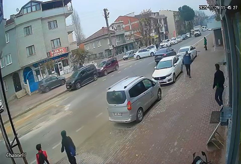 motosikletin devrildigi kaza ani kamerada 1 yarali 1 iRhrHuYg