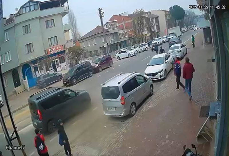 motosikletin devrildigi kaza ani kamerada 1 yarali 2