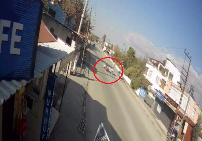 motosikletin donus yapmak isteyen otomobile ok gibi saglandigi kaza kamerada 0 gGZI38Mj