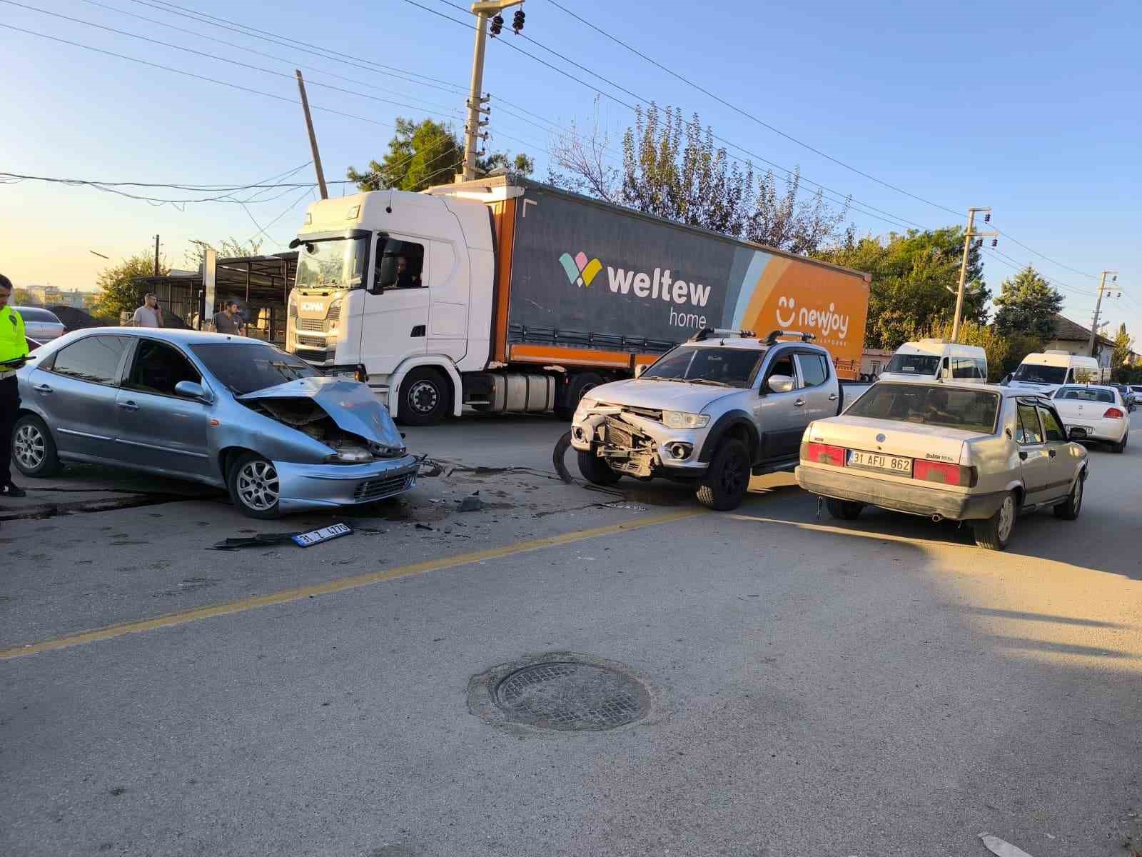 motosikletin donus yapmak isteyen otomobile ok gibi saglandigi kaza kamerada 2 4RpW1BGk
