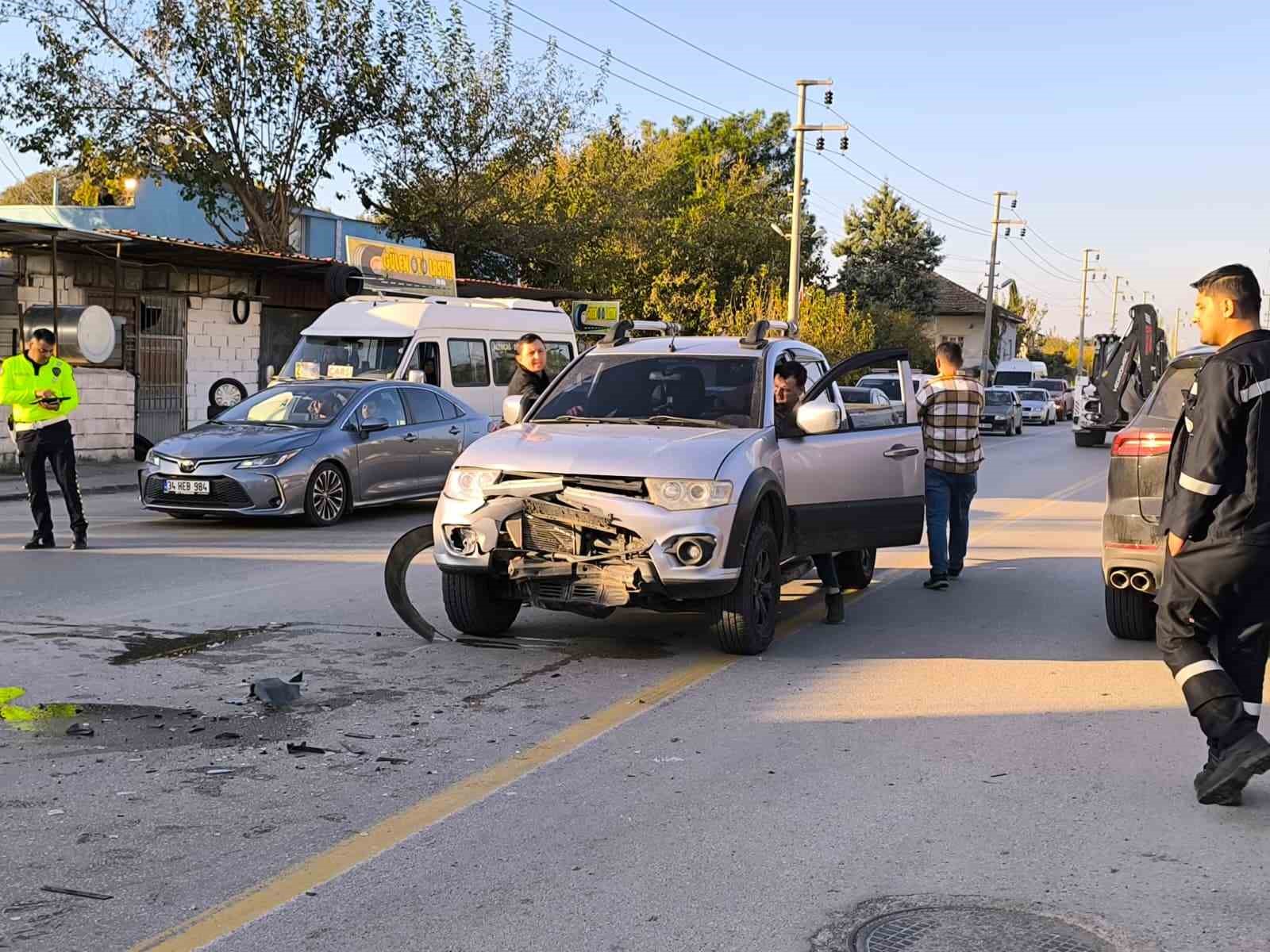 motosikletin donus yapmak isteyen otomobile ok gibi saglandigi kaza kamerada 3 RurcjiW9
