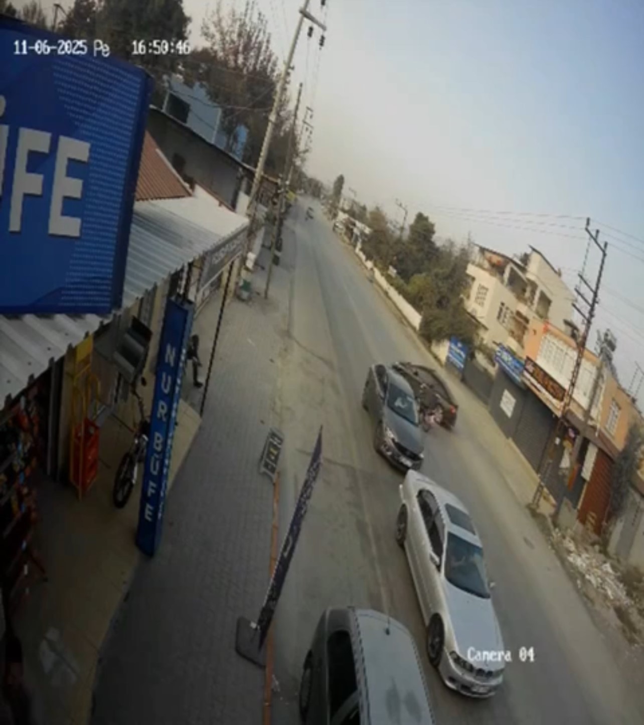 Motosikletin, dönüş yapmak isteyen otomobile ok gibi saplandığı anlar kameraya yansıdı 6 motosikletin donus yapmak isteyen otomobile ok gibi saplandigi anlar kameraya yansidi 2 KK3GnD26
