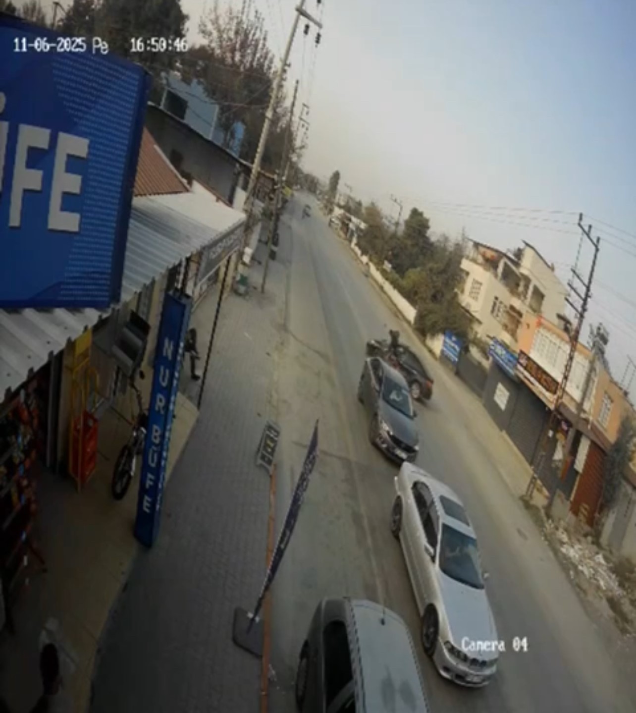 Motosikletin, dönüş yapmak isteyen otomobile ok gibi saplandığı anlar kameraya yansıdı 7 motosikletin donus yapmak isteyen otomobile ok gibi saplandigi anlar kameraya yansidi 3 KRvNB98A