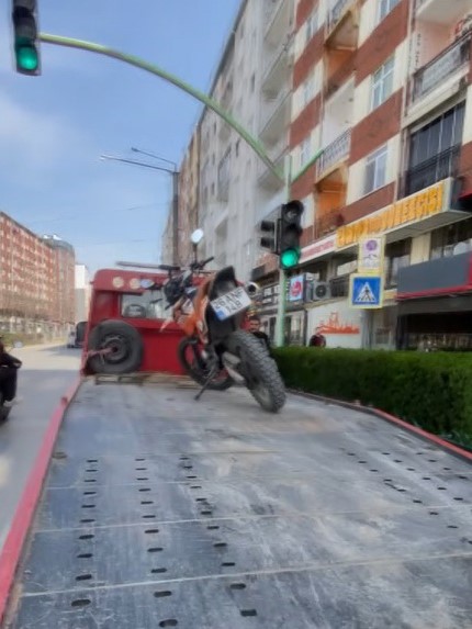 motosikletin onunu kaldirarak yaptigi paylasim 49 bin tlye mal oldu 1 DHKCaHKR