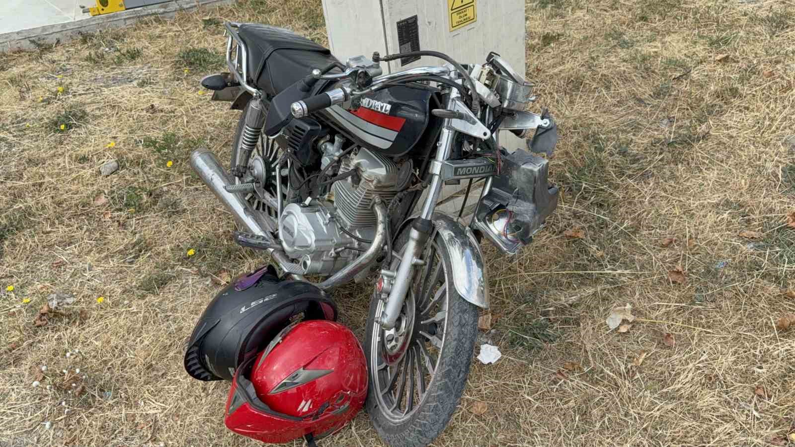 motosikletin otomobile carpma ani kamerada 2 yarali 2 eR9LeU4A